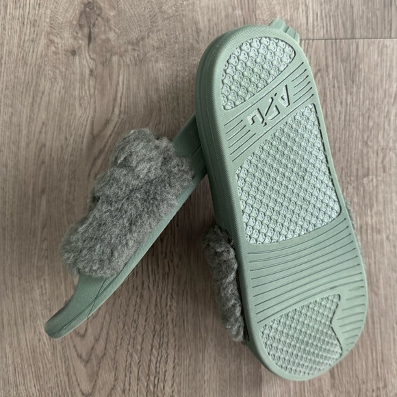 APL ATHLETIC PROPULSION LABS
SHEARLING LOGO SLIDE•FATIGUE•SIZE 9 - Picture 11 of 13